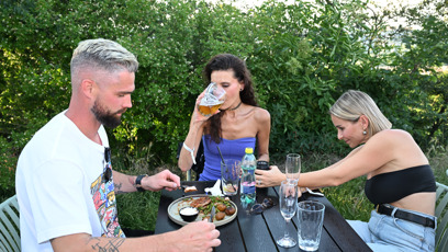 FOTO: Monika Timková dostala žízeň a bez váhání se natáhla pro pivo k Salákovi.