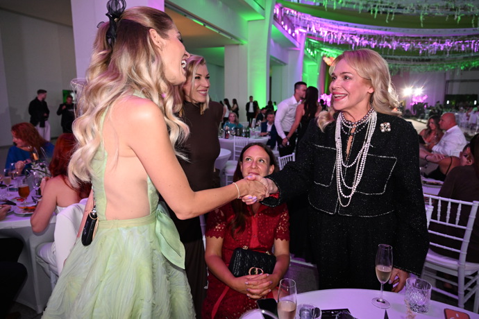 Jasmina Alagič se přišla pozdravit s Dagmar Havlovou.
