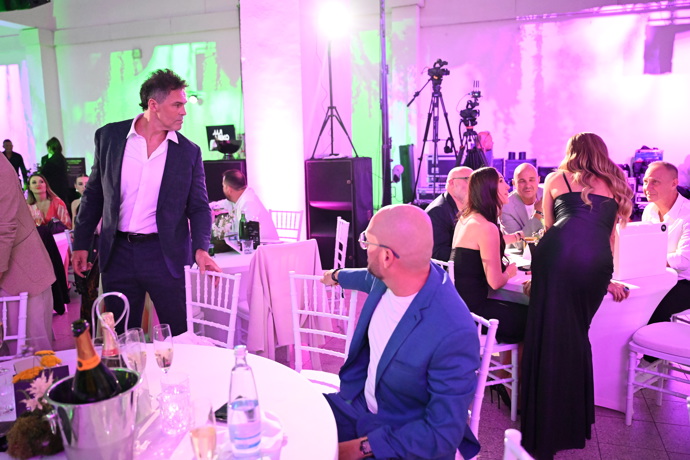 Jaromír Jágr mohl na Andree Verešové nechat oči a rentgenoval její pozadí.