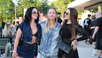 FOTO: Barbora Mlejnková dorazila v nepřehlédnutelném modrém kompletu a hned pózovala s kamarádkami.