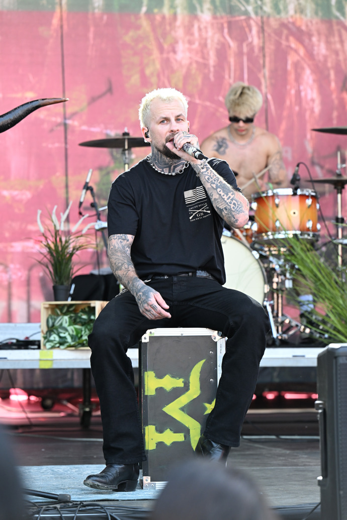 Na festivalu zazpíval i partner Martiny Pártlové Josef Vařeka. Stejně jako zpěvačka zvolil kompletně černý rockerský outfit. 
