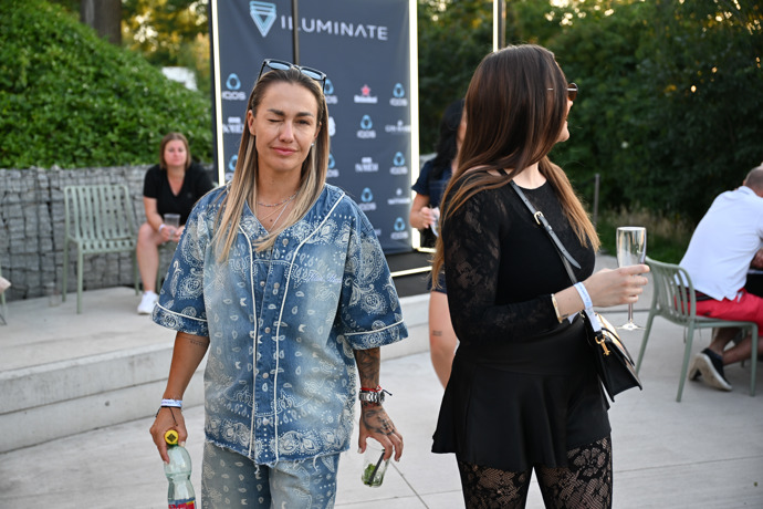 Bára Mlejnková s lišáckým mrknutím procházela party na Vítkově.