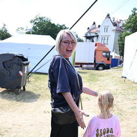 Stella oblékla růžové tričko z kolekce 3v1, které vyjde na 690 korun. Martina oblékla dámské tričko ze stejné kolekce, jen v jiné barvě.