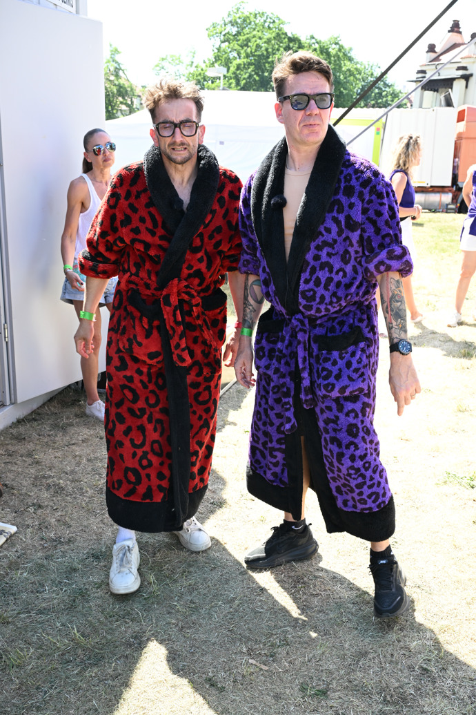 Herec Jakub Žáček a DJ Roxtar oblékli originální barevné župany. Co měli pod nimi, to známo není. 