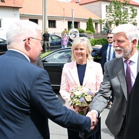 Petr Pavel a Eva Pavlová při přivítání.