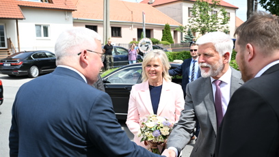 FOTO: Petr Pavel a Eva Pavlová při přivítání.