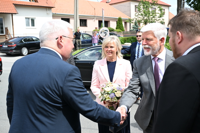Petr Pavel a Eva Pavlová při přivítání.
