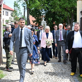 Petr Pavel a Eva Pavlová přicházejí.