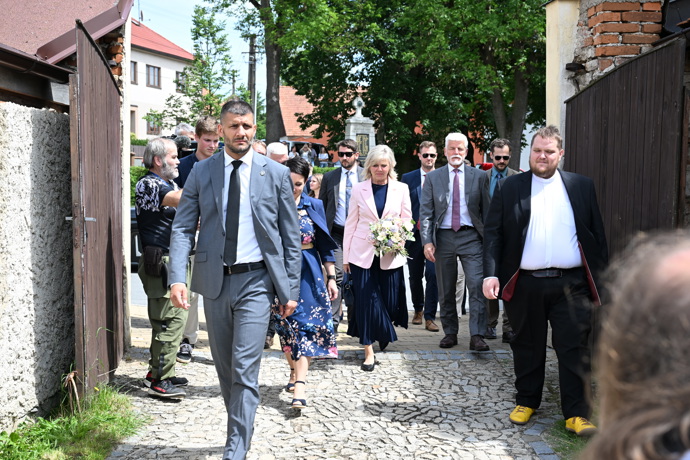 Petr Pavel a Eva Pavlová přicházejí.