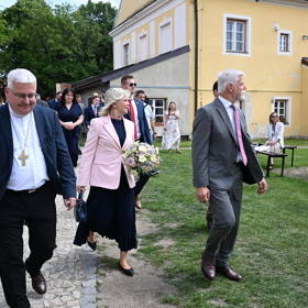 Petr Pavel a Eva Pavlová při příchodu do diecezního centra.