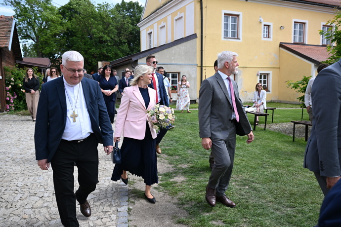 Petr Pavel a Eva Pavlová při příchodu do diecezního centra.