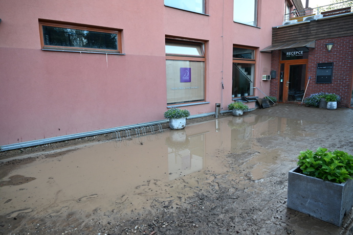 Bahno před hlavním vchodem do areálu.