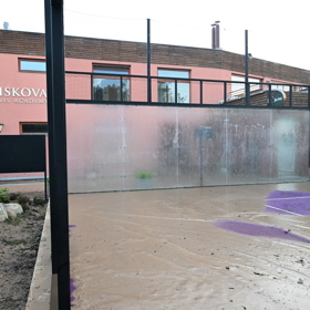 Luxusní kurty na padel s logem akademie Karolíny Plíškové jsou po včerejší potopě pod nánosem hnědé břečky.