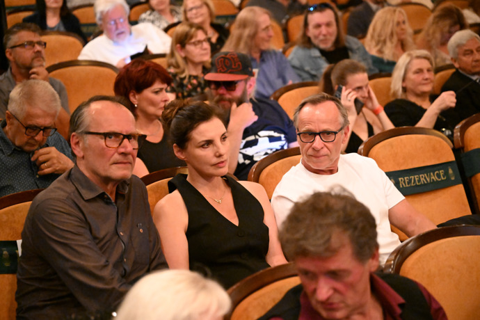 Karel Roden vyvedl manželku. Nechyběl ani bratr Marián.