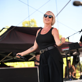 Na koncert oblékla Martina černé tílko a široké černé kalhoty.