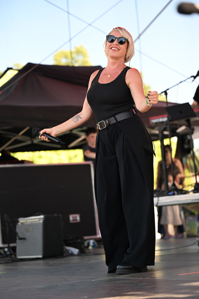 Na koncert oblékla Martina černé tílko a široké černé kalhoty. 