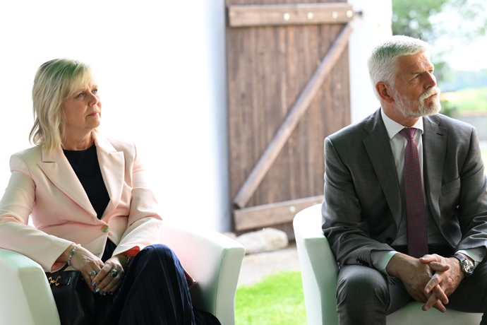 Petr Pavel a Eva Pavlová se bavili s lidmi.