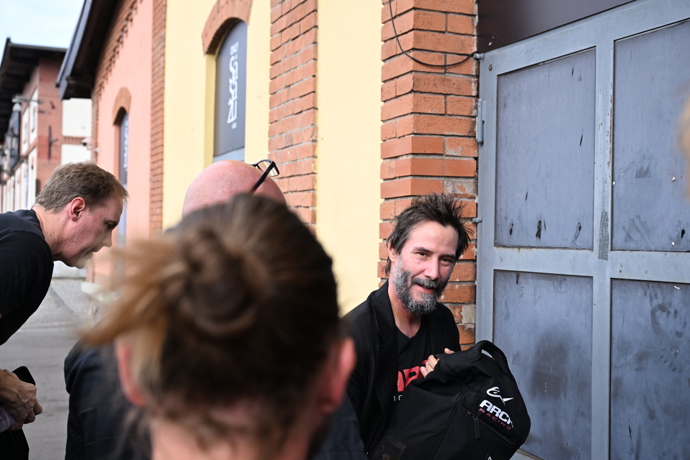 I přes obří unavenost a neustálý dohled ochranky neztrácel dobrou náladu a na lidi se usmíval.