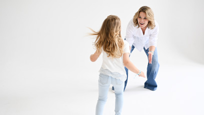 FOTO: Míša s otevřenou náručí vítá svou dcerku během focení.