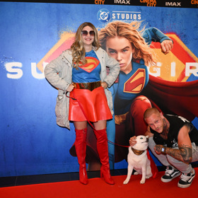 Adam Raiter na premiéře filmu Supergirl. 