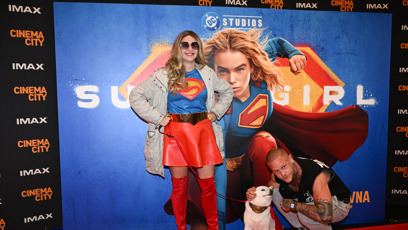 FOTO: Adam Raiter na premiéře filmu Supergirl.
