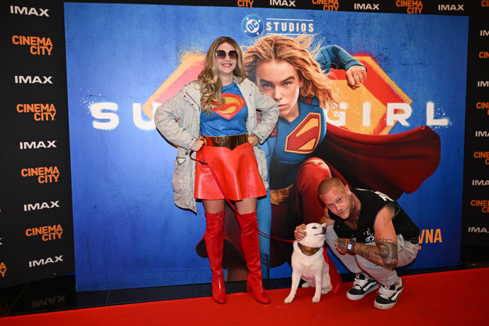 Adam Raiter na premiéře filmu Supergirl. 