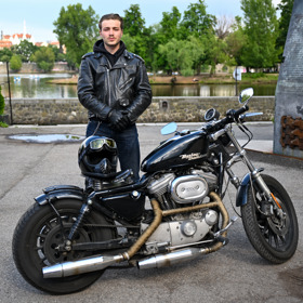 Šimon Opp je vášnivý motorkář.
