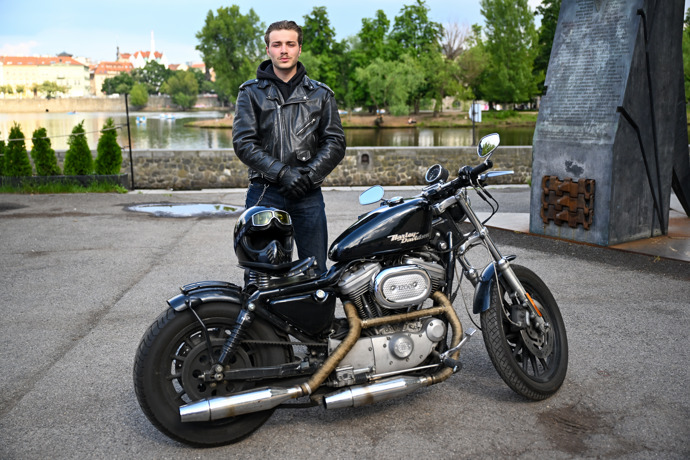 Šimon Opp je vášnivý motorkář.