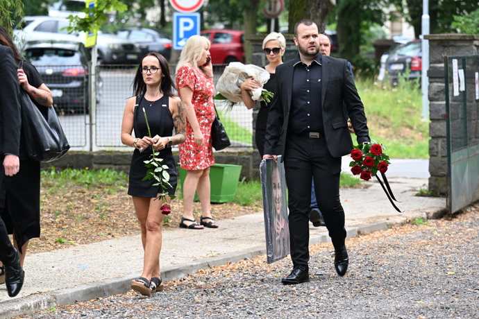 Na pohřeb dorazilo také mnoho kolegů z mediálního světa.
