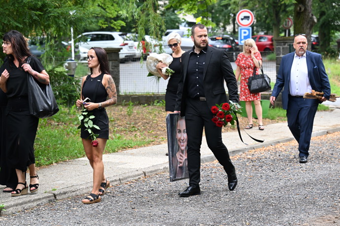 Atmosféra před obřadní síní byla nesmírně těžká.