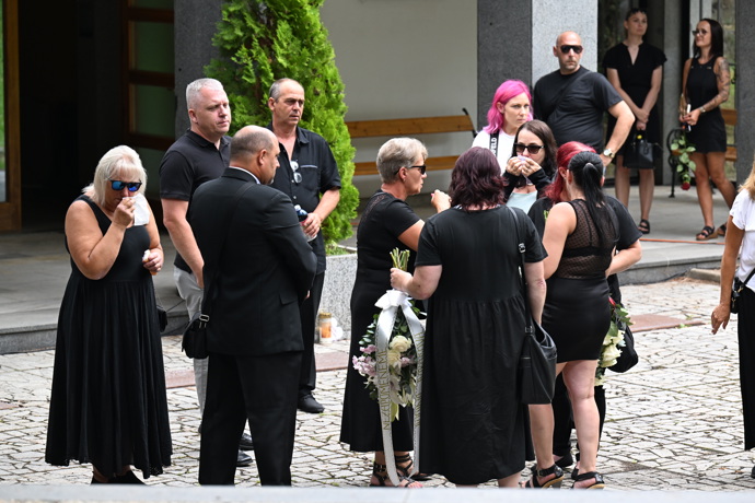 Hosté si před obřadem vyměňovali smutné pohledy.