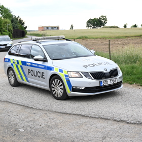 Policie najíždí před Vémoland.