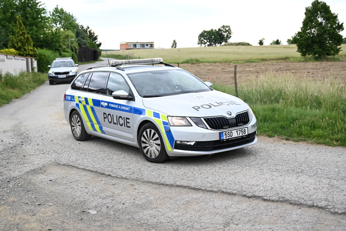 Policie najíždí před Vémoland.