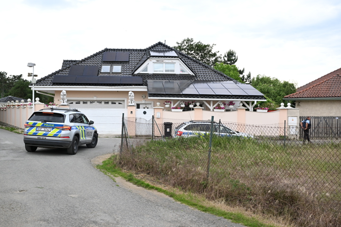 Policejní manévry před domem Karlose Vémoly.