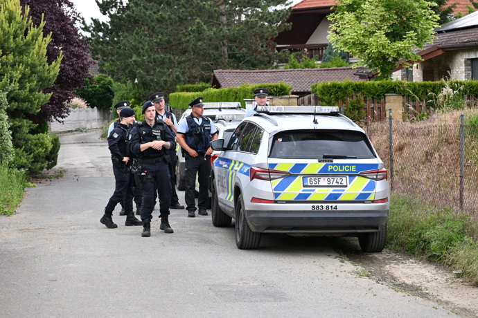 Policejní manévry před domem Karlose Vémoly.