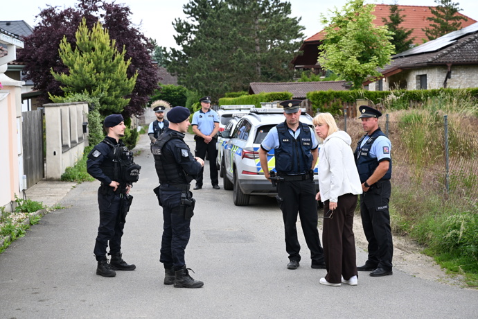 Policejní manévry před domem Karlose Vémoly.