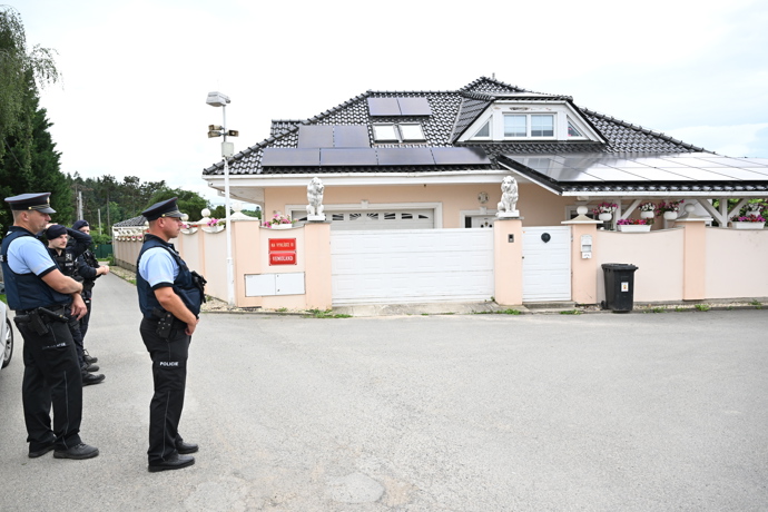 Policejní manévry před domem Karlose Vémoly.