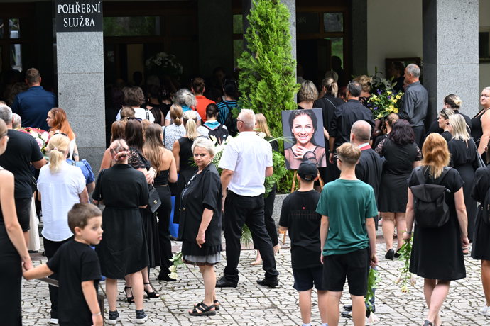 Bolest a žal byly patrné ve tvářích všech přítomných.