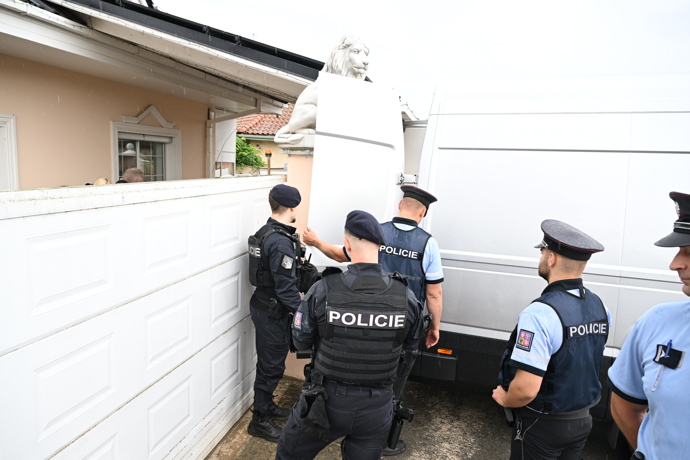 Policejní manévry u Karlose Vémoly.