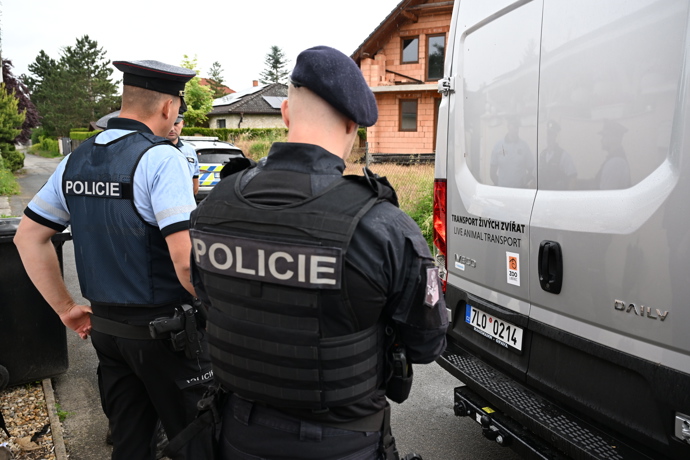 Policejní manévry u Karlose Vémoly.