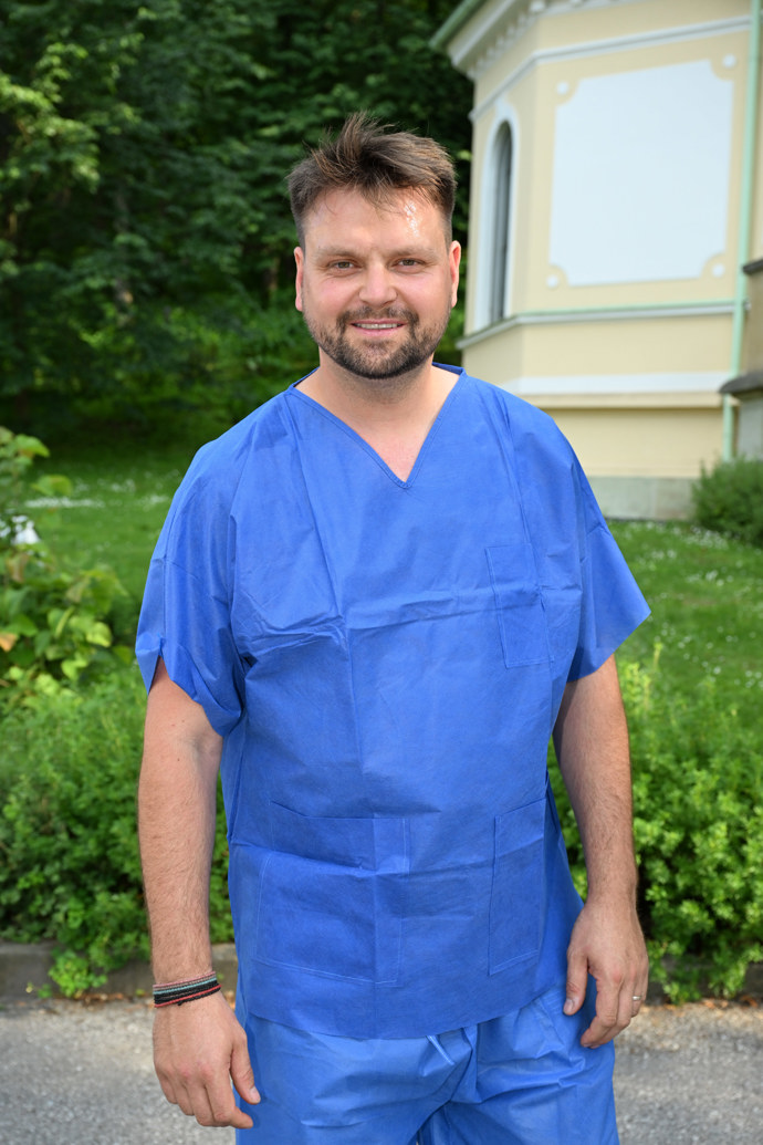 Josef Vágner se oblékl do zdravotnického oblečení. 