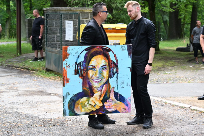Michal Kavalčík donesl obří portrét Barbory.