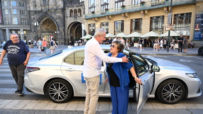 FOTO: Jiřina Bohdalová při vítání s Ľubomírem Fockem.