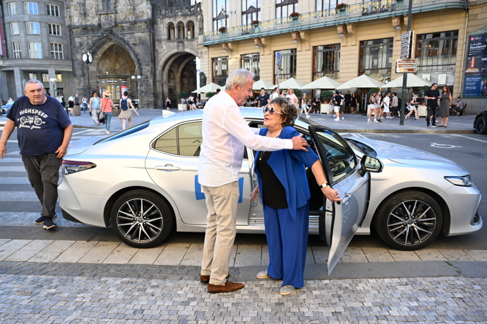 Jiřina Bohdalová při vítání s Ľubomírem Fockem.