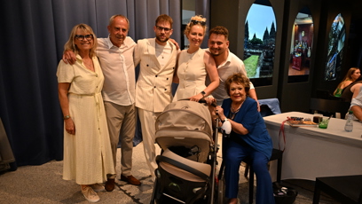 FOTO: Jiřina Bohdalová se svým vnukem Vojtěchem Stašem jeho partnerkou Helenou a rodinou Fockových.
