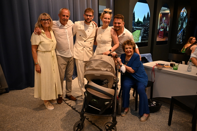 Jiřina Bohdalová se svým vnukem Vojtěchem Stašem jeho partnerkou Helenou a rodinou Fockových. 