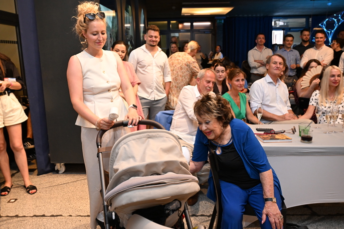 Jiřina Bohdalová měla podle všeho velkou radost, že vidí svého pravnuka Antonína. 