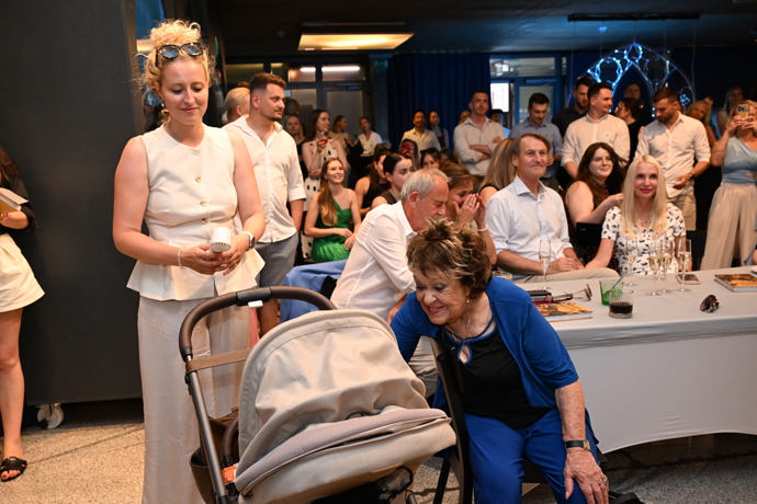 Jiřina Bohdalová dělala vtipné grimasy na svého pravnuka Antonína. 