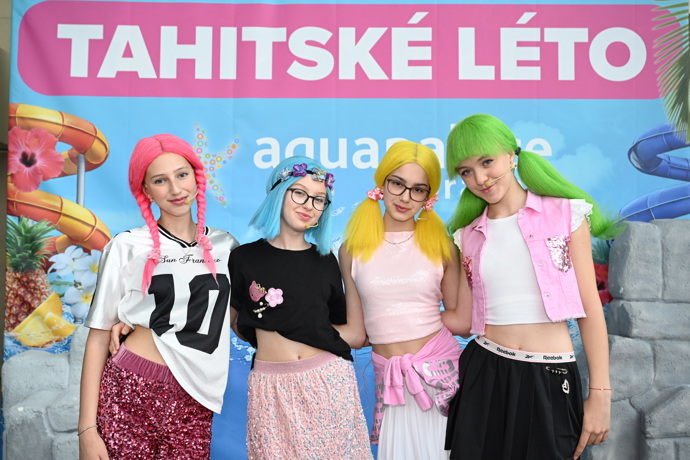 Dívky roztančily Aquapalace Praha. 