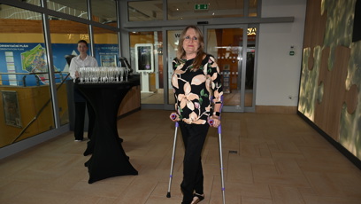 FOTO: Regina Řandová stále chodí o berlích.